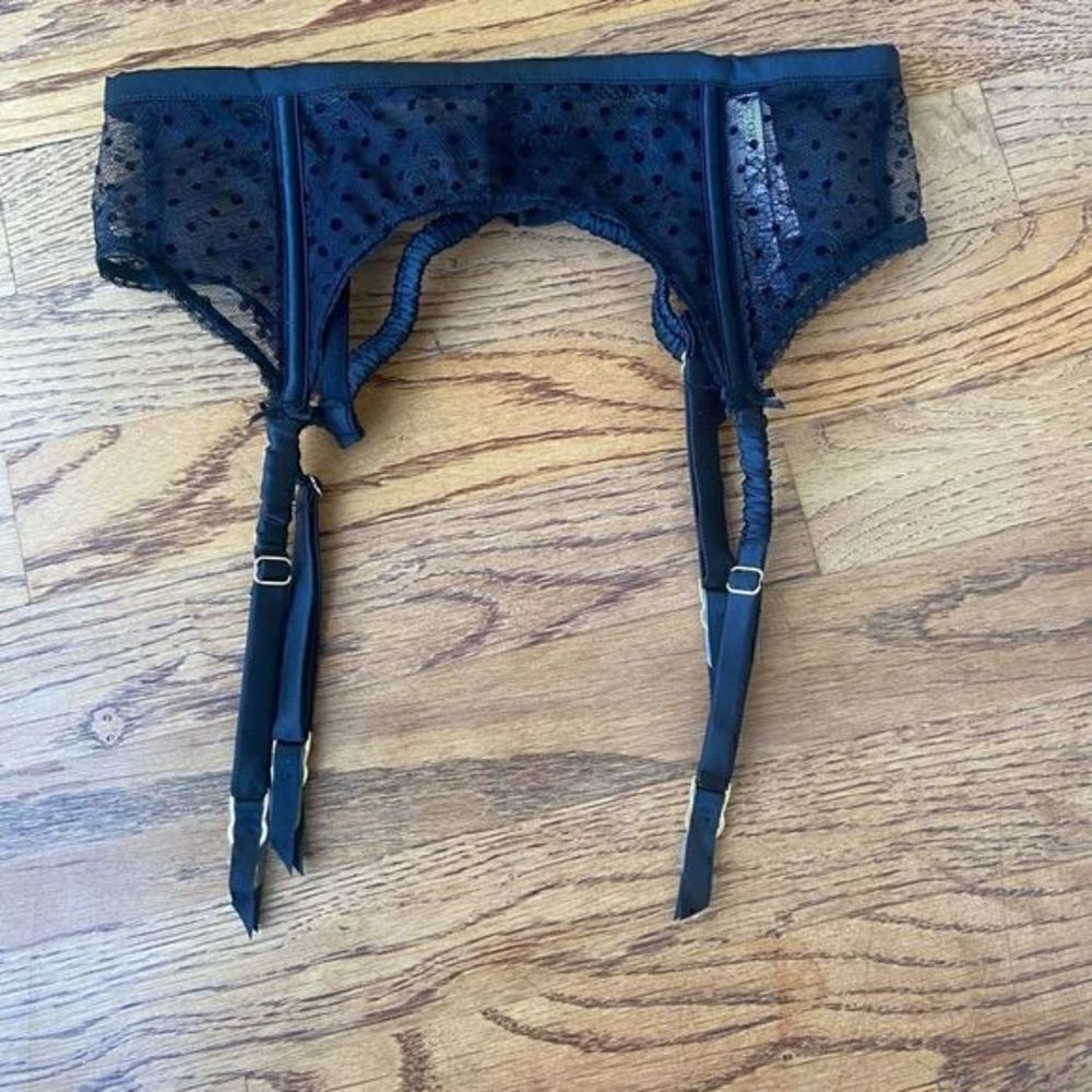 VICTORIA’S secret garter‎ belt 
black size XS. New with out tags